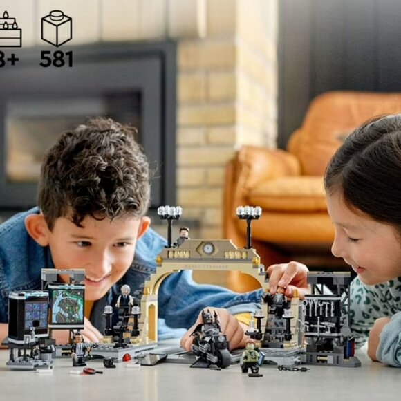 LEGO DC The Batman Batcave: The Riddler Face-off 76183 Toy (581 Pieces) - Picture 3 of 3